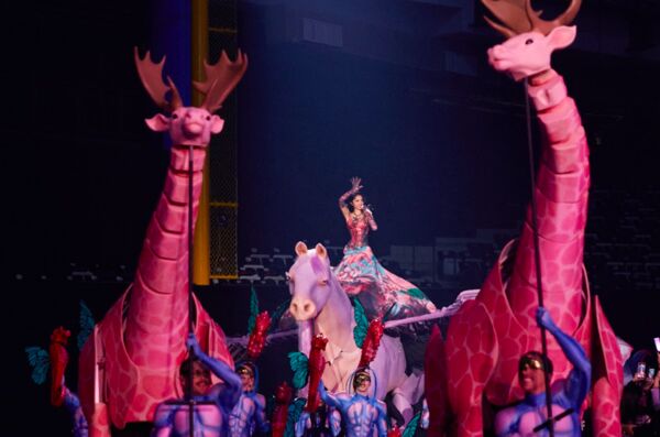 ▲▼蔡依林率領蝴蝶海馬精靈、雙鹿、象鼻魚與長頸馴鹿等夢幻混種生物繞場 。(圖/凌時差提供)