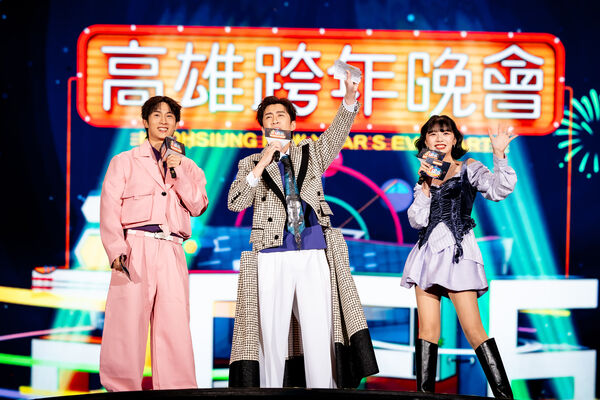 ▲阿本(左起)與陳漢典及木木主持高雄雄嗨趴。(圖/年代提供)