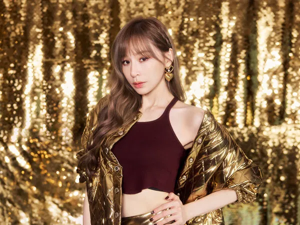 ▲▼王心凌以金色造型登場。(圖/天晴娛樂提供)