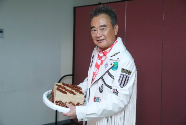 ▲▼ 陳昇準備蛋糕給孫女。(圖/宜辰整合行銷提供)