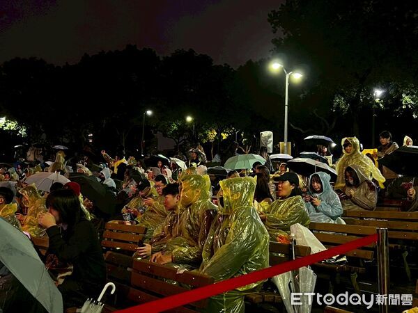 ▲楊貴媚在大安森林公園「邊哭邊跨年」。(圖/讀者提供)