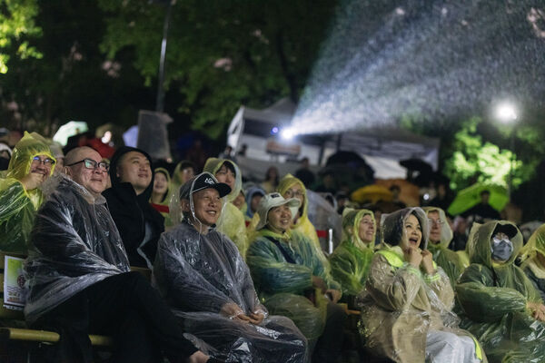 ▲楊貴媚、李康生、導演蔡明亮出席《愛情萬歲》「大安森林一邊哭一邊跨年」活動。(圖/國家影視聽中心提供)
