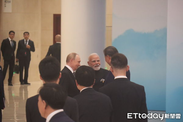 ▲普丁、莫迪雙手緊握「手牽手」進場,天津上合會全場最「麻吉」。天津上合會開幕,習近平、普丁、莫迪談天說笑「三角同框」備受關注。(圖/記者任以芳攝)