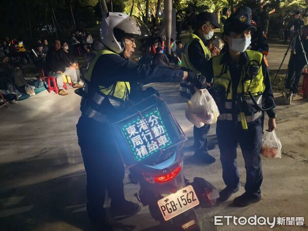 ▲東港警方大鵬灣跨年晚會執勤。(圖/記者陳崑福翻攝)