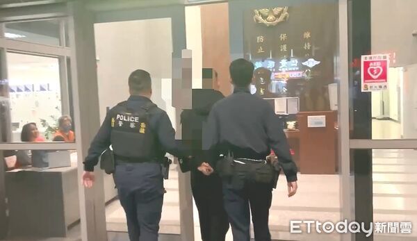 ▲謝男疑似受到指使,前往新北蘆洲2間連鎖麻油雞店潑灑不明粉末。(圖/記者陸運陞翻攝)