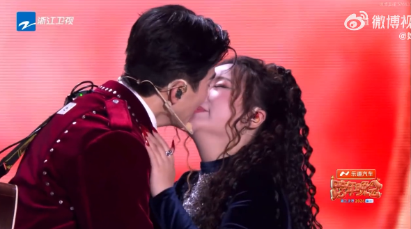 ▲李川當眾求婚錘娜麗莎。(圖/翻攝自微博)