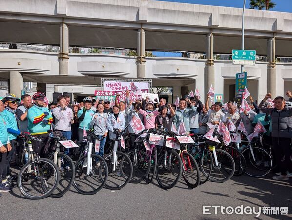 ▲▲立委陳亭妃1日自永華市政中心啟動鐵馬行動,展開11天騎遍台南37區行程。(記者林東良翻攝,下同)