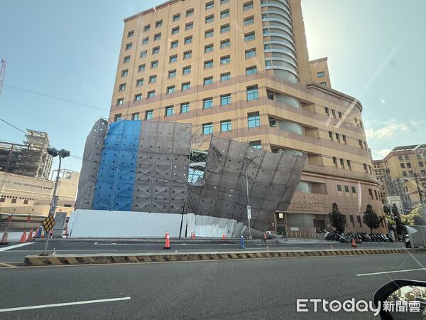 ▲▼台中榮總施工大樓圍離鷹架倒塌。(圖/民眾提供)