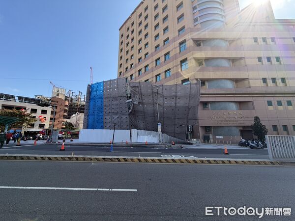 ▲▼台中榮總施工大樓圍離鷹架倒塌。(圖/民眾提供)