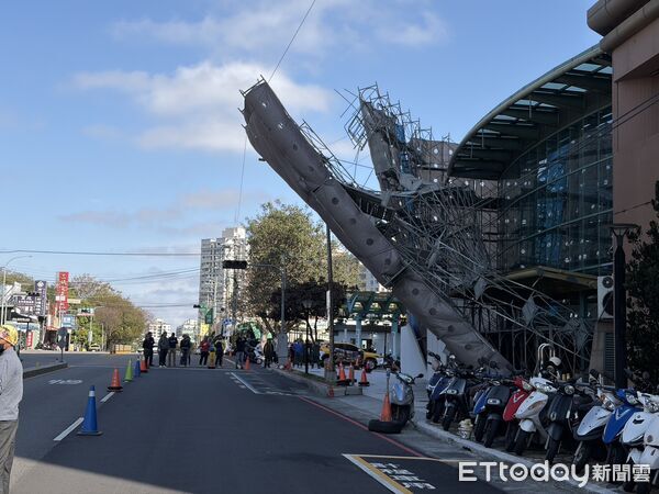 ▲▼台中榮總施工大樓圍離鷹架倒塌。(圖/民眾提供)