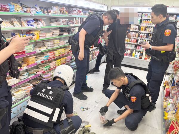 ▲德國籍何姓男子(譯音)缺錢花用,去年9月持水果刀在中壢超商行搶,中壢警方當場拘捕何男。(資料照/中壢警方提供)