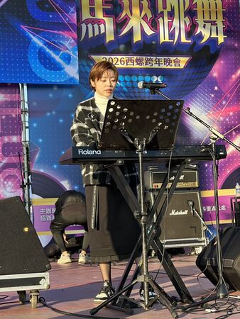 ▲王瞳所屬的「霸氣樂團」到雲林參加跨年晚會。(圖/民視提供)