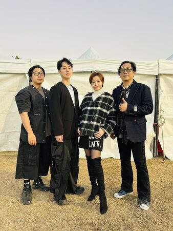 ▲王瞳所屬的「霸氣樂團」到雲林參加跨年晚會。(圖/民視提供)