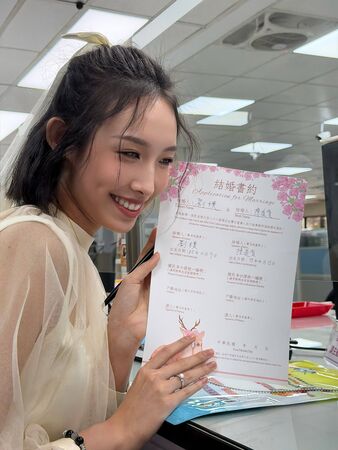 ▲▼劉樸和陳大天登記結婚,媒人阿Ken擔任結婚證人。(圖/伊林娛樂提供)