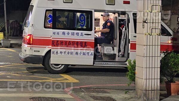 ▲警方攜帶手持護盾、盾牌以及木棍上樓,保護自身安全 。(圖/記者吳奕靖攝)