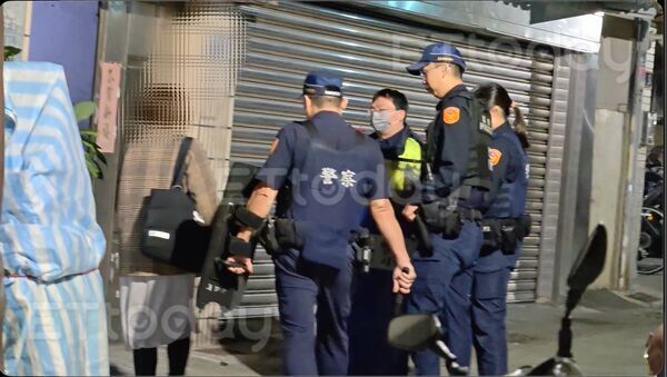 ▲警方攜帶手持護盾、盾牌以及木棍上樓,保護自身安全 。(圖/記者吳奕靖攝)