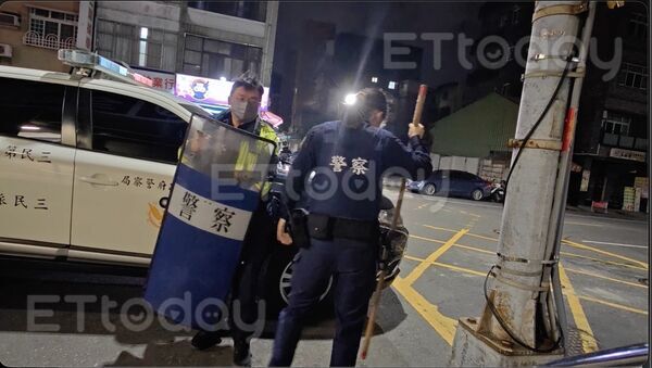 ▲警方攜帶手持護盾、盾牌以及木棍上樓,保護自身安全 。(圖/記者吳奕靖攝)