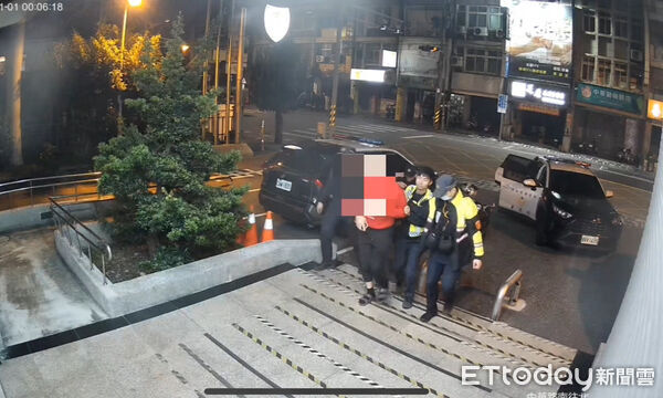 ▲酒醉男子被維安員警强制帶離跨年演唱會現場。(圖/花蓮警分局提供,下同)