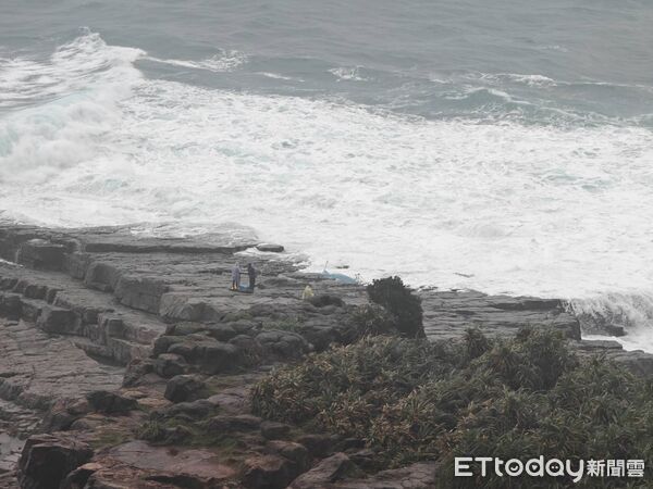 ▲▼新北市貢寮區龍洞一支磯釣場發生釣客落海,消防搜救中。(圖/記者郭世賢翻攝,下同)
