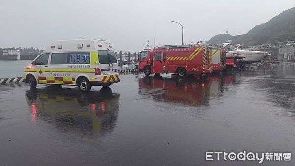 ▲▼新北市貢寮區龍洞一支磯釣場發生釣客落海,消防搜救中。(圖/記者郭世賢翻攝,下同)