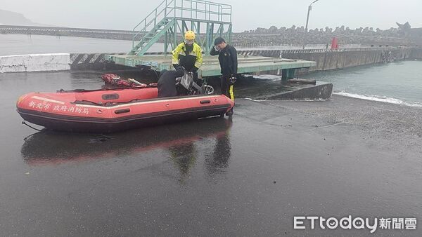 ▲▼新北市貢寮區龍洞一支磯釣場發生釣客落海,消防搜救中。(圖/記者郭世賢翻攝,下同)