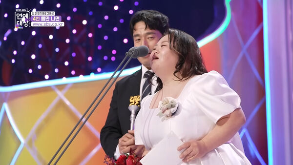 ▲▼▲▼▲▼最純粹的愛!《藍調》唐氏演員鄭恩惠牽老公領獎 宋智孝感動拭淚。(圖/翻攝自SBS YouTube)