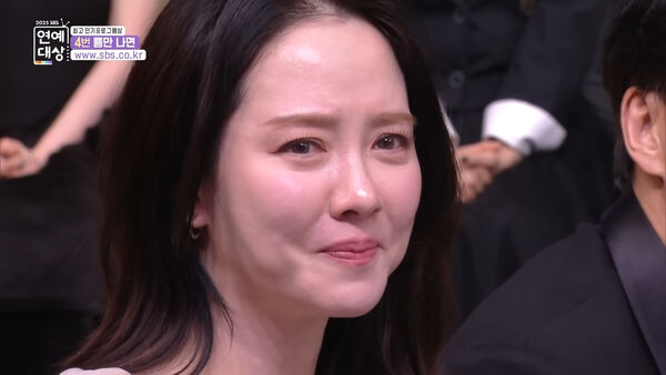 ▲▼▲▼▲▼最純粹的愛!《藍調》唐氏演員鄭恩惠牽老公領獎 宋智孝感動拭淚。(圖/翻攝自SBS YouTube)