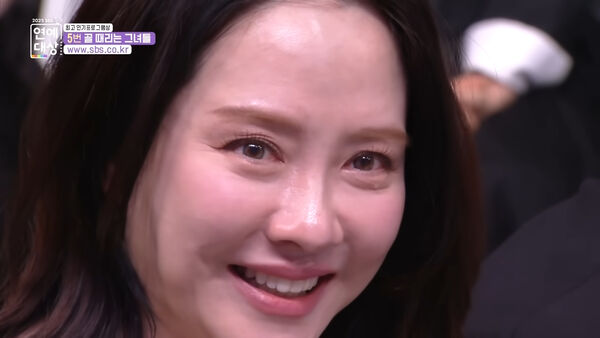 ▲▼▲▼▲▼最純粹的愛!《藍調》唐氏演員鄭恩惠牽老公領獎 宋智孝感動拭淚。(圖/翻攝自SBS YouTube)