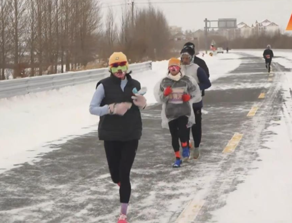 ▲張水華在零下氣溫下跑馬拉松。(圖/翻攝自微博)