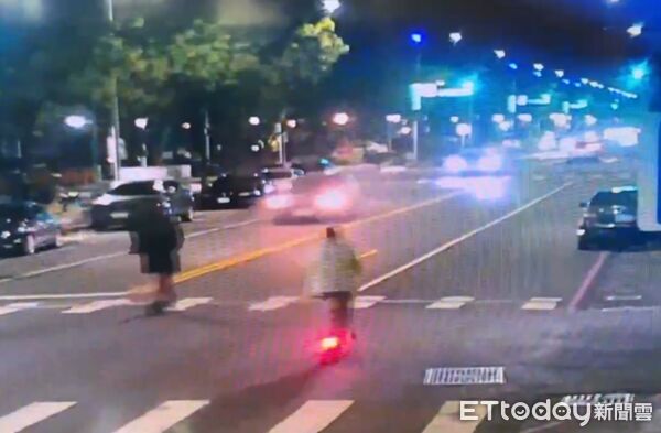 ▲▼高雄男「醉騎滑板車」逛大街 遭盤查嚇瘋。(圖/記者許宥孺翻攝)