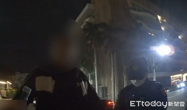 ▲▼高雄男「醉騎滑板車」逛大街 遭盤查嚇瘋。(圖/記者許宥孺翻攝)