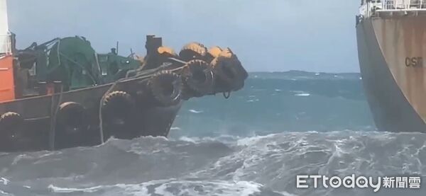 ▲▼擱淺的散裝貨輪旁有拖船戒護,但風浪太大,拖船也在海上驚險搖擺。(圖/民眾提供,下同)