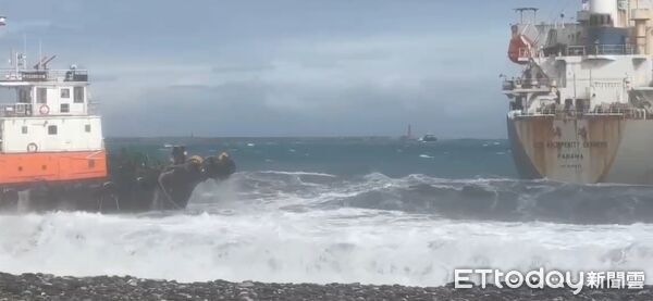 ▲▼擱淺的散裝貨輪旁有拖船戒護,但風浪太大,拖船也在海上驚險搖擺。(圖/民眾提供,下同)