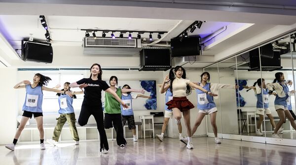 ▲▼ 黃鐙輝(右)向陳傑憲、吳念庭拜師學藝,左為若潼。(圖/公視台語台提供)