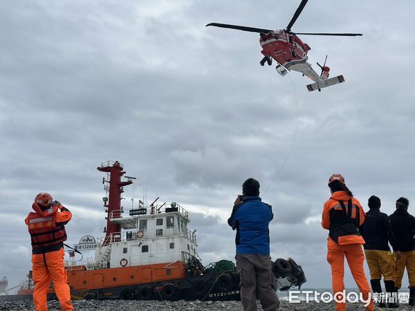 ▲▼海巡會同警消出動1艇、18車、39人投入現場應變。(圖/花蓮岸巡提供,下同)