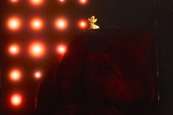 ▲▼蔡依林演唱會巨型「貪婪金豬」現場大灑鈔。(圖/凌時差提供)