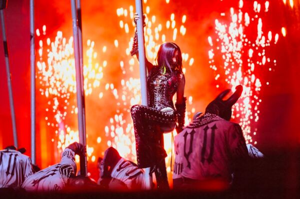 ▲▼ 蔡依林和舞者在「煉獄劍林」中穿梭。(圖/凌時差提供)