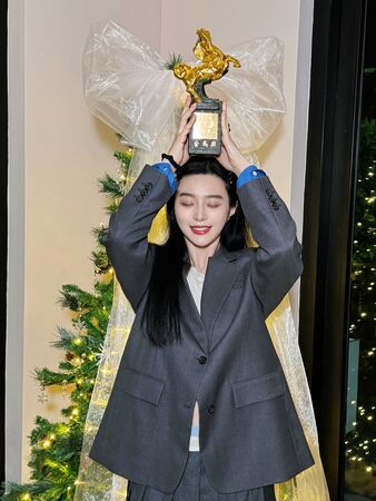 ▲范冰冰開心在Threads連發8張與金馬獎盃的合照,但到微博同一篇文,只剩她的自拍照。(圖/翻攝自范冰冰Threads、微博)