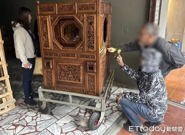 ▲新營分局警方跨縣市調查,成功尋回鹽水廣濟宮池府王爺百年神轎,暫由鹽水分駐所妥善保管。(記者林東良翻攝,下同)