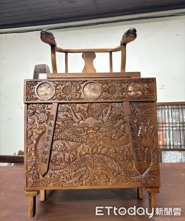 ▲新營分局警方跨縣市調查,成功尋回鹽水廣濟宮池府王爺百年神轎,暫由鹽水分駐所妥善保管。(記者林東良翻攝,下同)