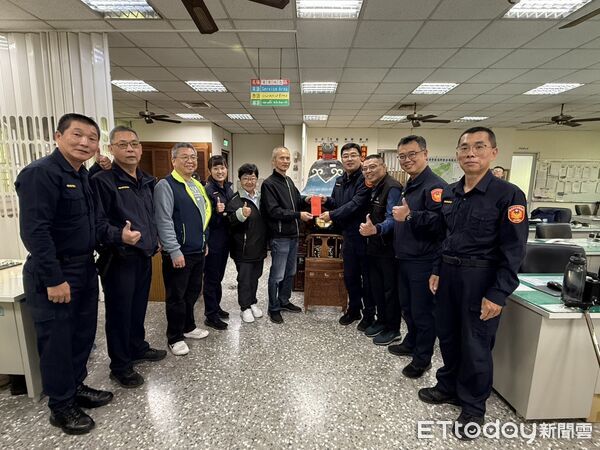 ▲新營分局警方跨縣市調查,成功尋回鹽水廣濟宮池府王爺百年神轎,暫由鹽水分駐所妥善保管。(記者林東良翻攝,下同)