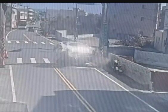 ▲轎車直直衝撞消防栓及電杆翻覆。(圖/民眾提供)