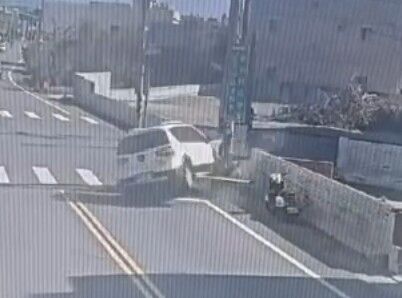 ▲轎車直直衝撞消防栓及電杆翻覆。(圖/民眾提供)