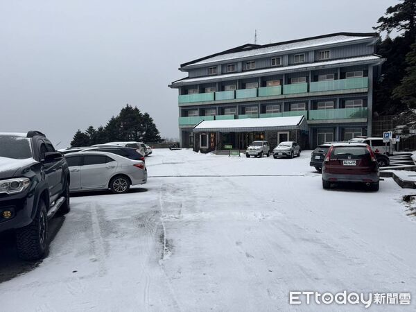 ▲松雪樓今晨觀測溫度約0.5度,積雪厚度約1公分。(圖/記者高堂堯翻攝)