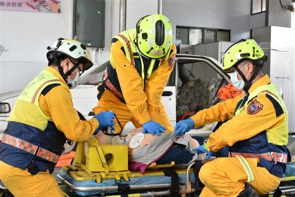 ▲氣溫驟降,彰化縣48小時內有104人送醫,1人失去呼吸心跳。(圖/消防局提供)