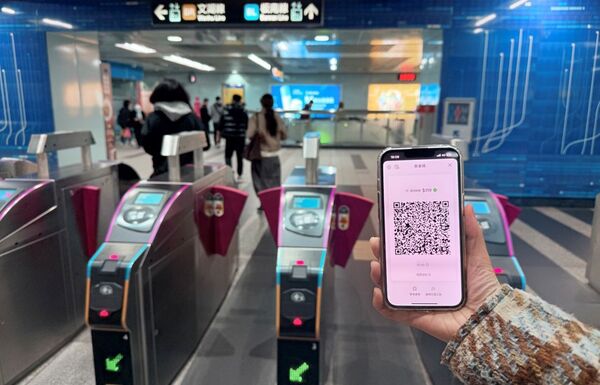 ▲▼悠遊付乘車碼正式登場,自1月3日起,「悠遊付乘車碼」同步於雙北捷運與公車啟用,民眾只要開啟手機悠遊付Easy Wallet APP「乘車碼」,掃描QR Code即可輕鬆搭乘。(圖/悠遊卡公司提供)