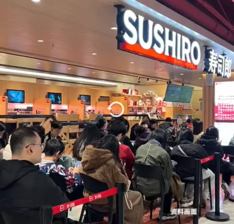 ▲壽司郎排隊畫面。(圖/翻攝自微博)