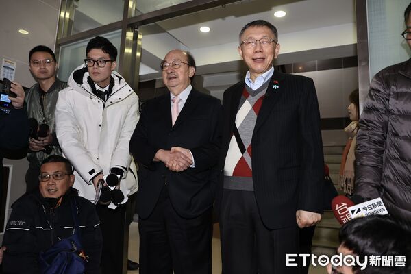 ▲▼民眾黨前主席柯文哲與民進黨立院黨團總召柯建銘握手。(圖/記者徐文彬攝)