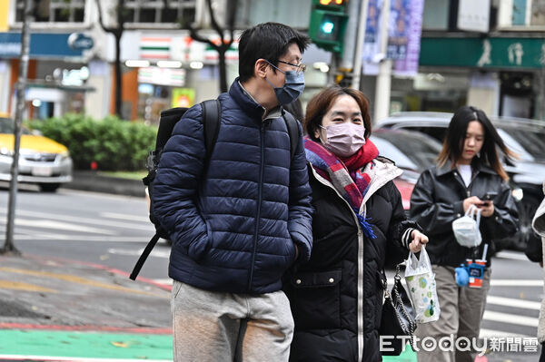 ▲▼羽絨衣,行人,路人,過馬路,行人穿越道,斑馬線,口罩,低溫,寒流,冬天,濕冷,輻射冷卻,乾冷,保暖,禦寒,冬衣,冬季,東北季風,大陸冷氣團,氣象,降溫,天氣配圖。(圖/記者李毓康攝)