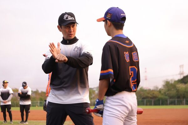 ▲高志綱育才協會首場交流營 采盟捐129.6萬挺基層棒球。(圖/育才協會)